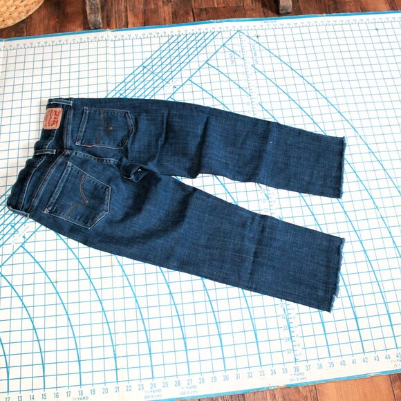 Levi's 314 Shaping Straight Crop Jeans, 4/27 - Picture 2 of 8